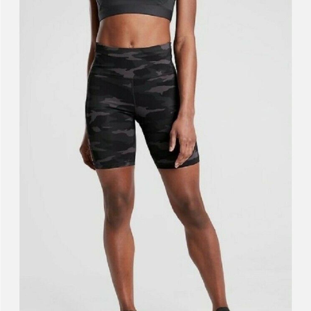 Athleta Ultimate Stash Pocket Camo Sport Travel Shorts 7 inch workout Sz L